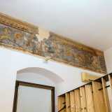 Un altro affresco � conservato in una delle camere da letto. Su questo vi sono tre fanciulle nude in un lago scrutate da una figura demoniaca con corna e forcone